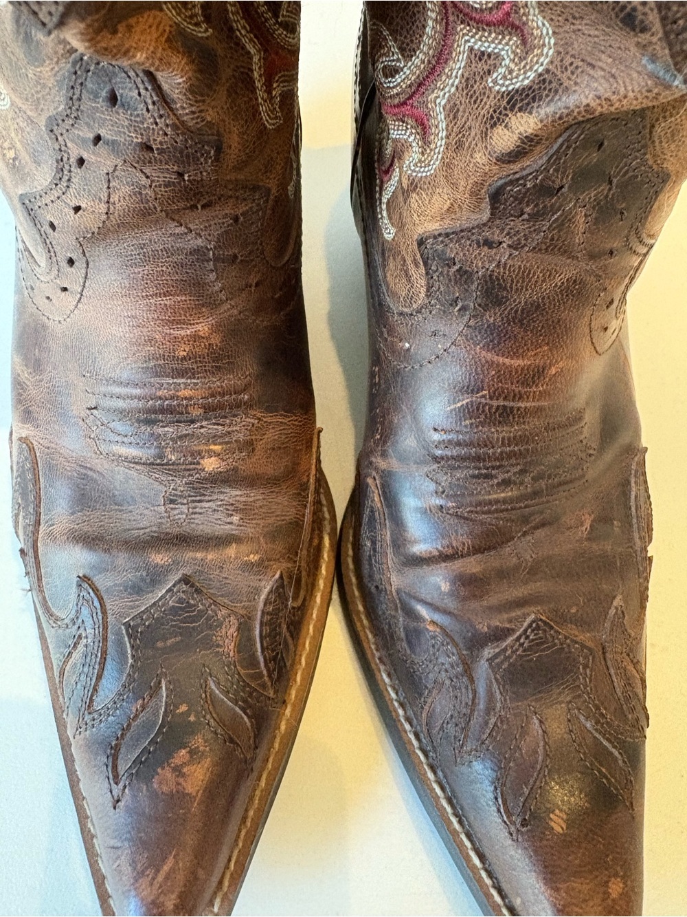 Calling your inner cowgirl!  Ariat Brown Leather Boots with Red Interior Size 9B - Picture 5 of 9
